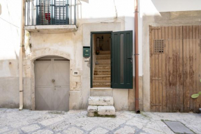 Còmme a ccàste in the city center Conversano